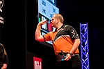 Miniatuur voor Bestand:Adrian Lewis 6-2 Dirk van Duijvenbode - Dirk van Duijvenbode - 2019250143105 2019-09-07 PDC European Darts Matchplay - 0496 - AK8I9004.jpg