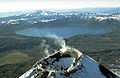 La caldera ricoperta da un lago dell'Akademia Nauk, qui vista dal nord, con il vulcano Karymskij sullo sfondo.