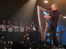 Alan Stivell à la harpe et le bagad de Lann-Bihoué à Lorient en 2016.