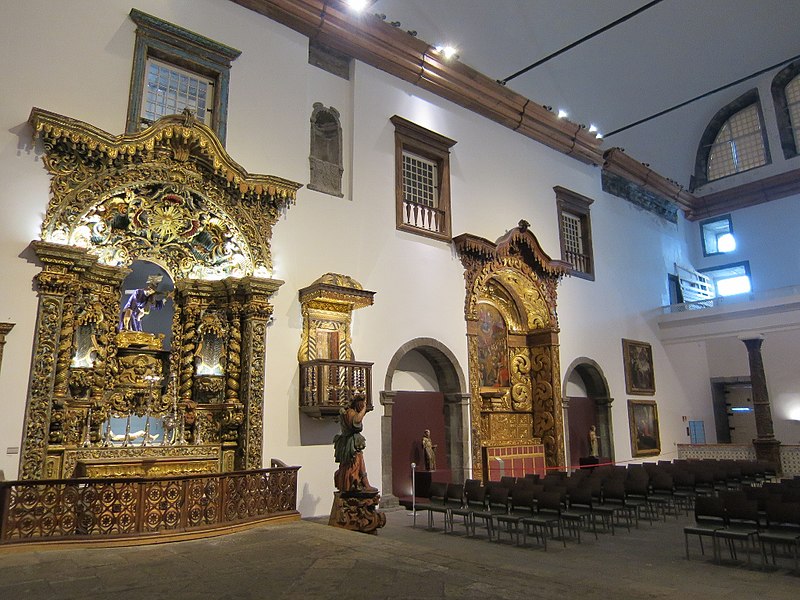 File:Altares de uma das paredes laterais da igreja.jpg