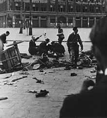 Panic on Dam square, 7 May 1945 Amsterdam shooting, May 7 1945.jpg