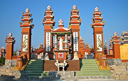 Khu lăng mộ xây dựng năm 2015 với tượng Quan Thế Âm Bồ Tát, nét đặc trưng Phật giáo Cố đô Huế