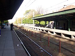 Andenes de la Estación Rafael Calzada.jpg