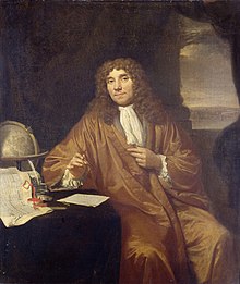 Gemälde von Antonie van Leeuwenhoek, in Robe und Rüschenhemd, mit Tusche und Papier