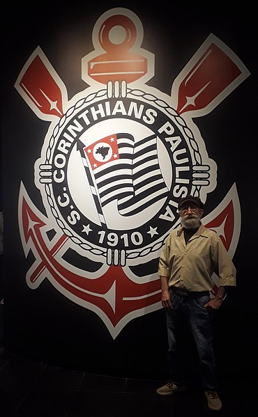 File:Artista Orfeu Maia, criador do escudo atual do Corinthians.jpg