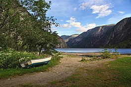 At the coast of Eidfjordvatnet in Eidfjord, 2011 August.jpg