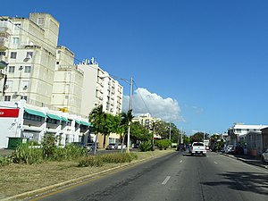 Avenida Las Américas (PR-163) en dirección este a través del barrio Canas Urbano