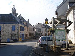 Bénévent-l'Abbaye (Creuse,Fr) place centrale avec panneau d'information.JPG