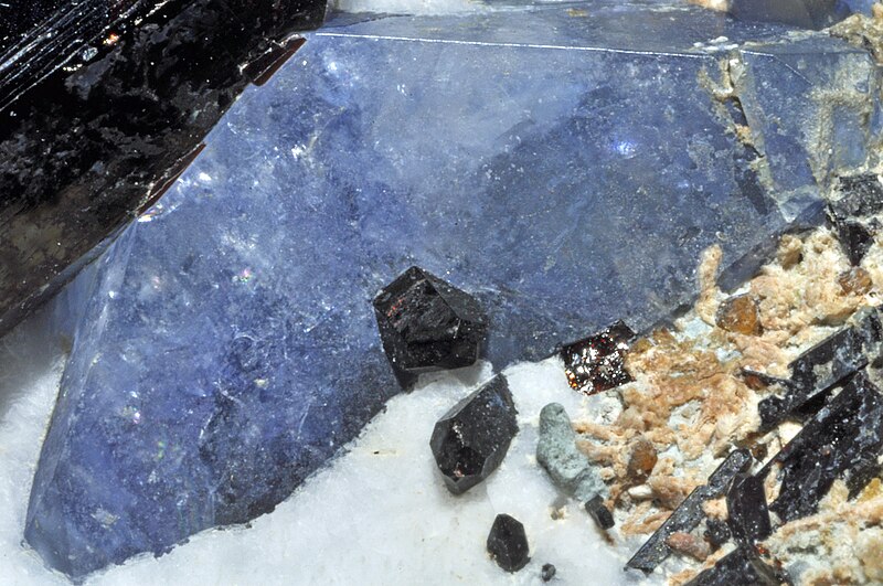 File:Bénitoïte, neptunite, joaquinite-(Ce) (USA).jpg