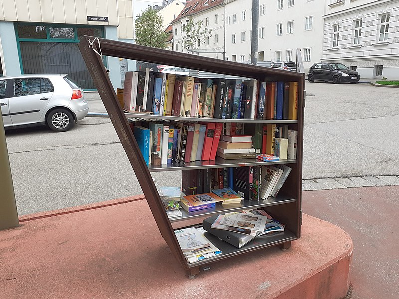 File:Bücherschrank-Herbert-Bayer-Platz-Linz.jpg