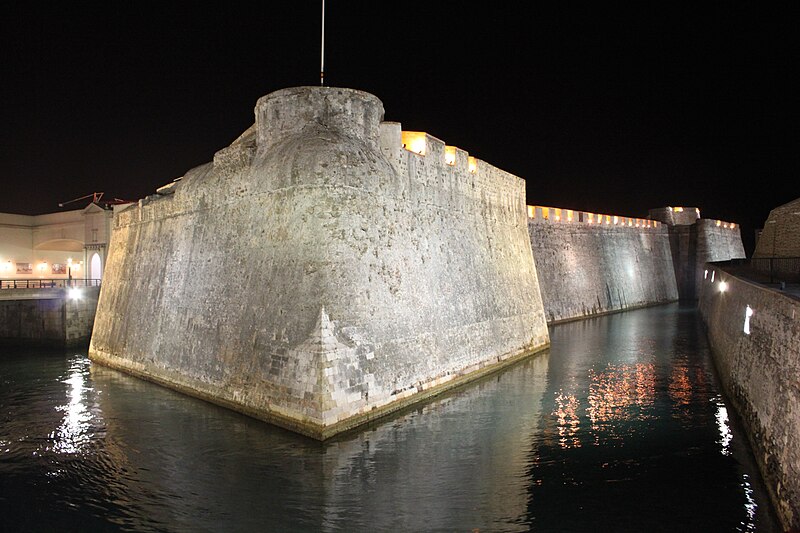 File:Baluarte de la Bandera, Ceuta, de noche.jpg