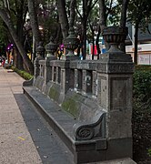 Bancos de cantera de la parte oriente del paseo de la Reforma.