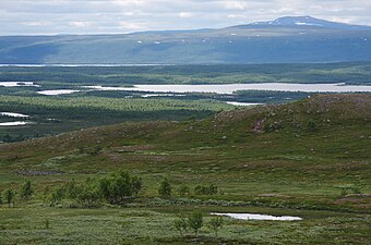 Vandringsleden Kungsleden går förbi 3 kilometer öster om sjön.