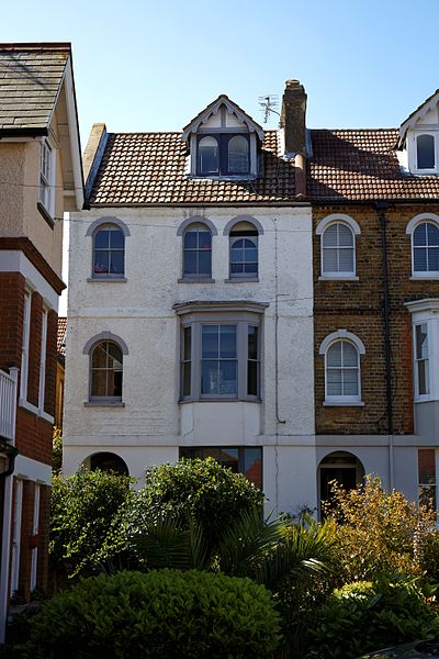 File:Bay window in rendered house wall at Broadstairs Kent England.jpg