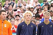 Deutsch: Beachvolleyball bei den Olympischen Jugendspielen 2018; Tag 11, 17. Oktober 2018; Jungen, Medaillenzeremonie - Gold: Schweden (David Åhman & Jonatan Hellvig), Silber: Niederlande (Matthew Immers & Yorick de Groot), Bronze: Argentinien (Bautista Amieva & Mauro Zelayeta) English: Beach volleyball at the 2018 Summer Youth Olympics at 17 October 2018 – Boys Victory ceremony - Gold: Sweden (David Åhman & Jonatan Hellvig), Silver: Netherlands (Matthew Immers & Yorick de Groot), Bronze: Argentina (Bautista Amieva & Mauro Zelayeta)