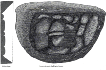 Dos bocetos, uno de frente y otro en corte transversal de la tiza negra.  El primer boceto muestra varias piedras pequeñas de diferentes tamaños y formas en el centro de un bloque más grande.  El segundo croquis muestra la depresión en la que se encuentran las piedras.