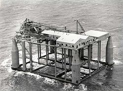 掘削リグとしても海上プラットフォームとしても、石油掘削リグ「ブルー・ウォーター・リグ No. 1」は、世界初の半潜水式である。米国ニューメキシコ州のサンタフェ (ニューメキシコ州)沖にて1961年撮影。