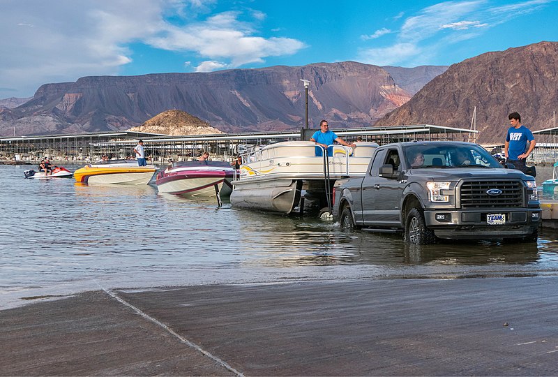 File:Boaters using Hemenway Harbor launch ramp (b05ae97d-f988-49d5-bbb5-2c3b76c61314).jpg