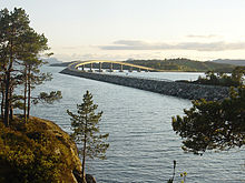 Foto einer Straßenbrücke, die über das Meer führt