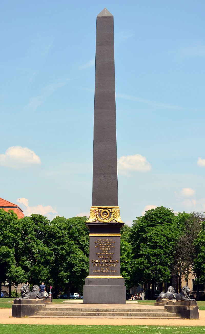 Herzog Friedrich Wilhelm von Braunschweig-Oels oder der schwarze Herzog 800px-Braunschweig_Obelisk_auf_dem_Loewenwall_%282011%29