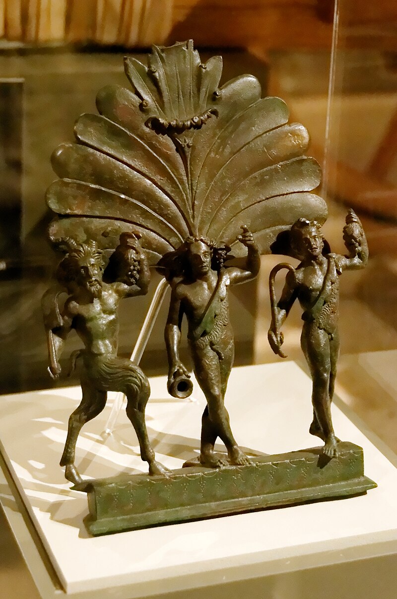 Une plaque ornementale 800px-Bronze_ornament_Roman_chariot