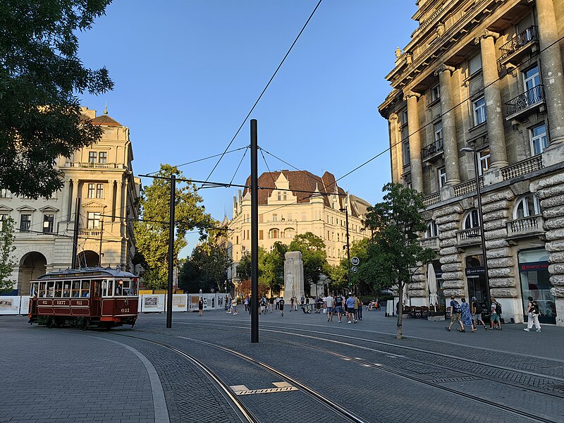 File:Budapest, Kossuth Lajos tér, nosztalgia villamos, 4.jpg