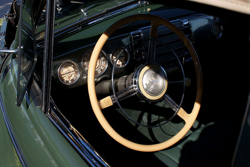 File:Buick Roadmaster 1941 Phaeton Convertible Cockpit Lake Mirror Cassic 16Oct2010 (14690721188).jpg