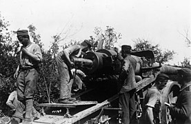 Chargement d'un obus dans un canon allemand, sur le front ouest en 1914.