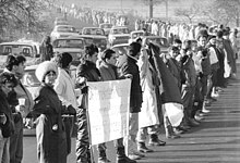 [5] eine Menschenkette bei einer Demonstration