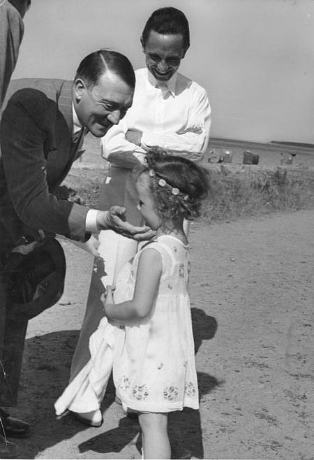 Tập_tin:Bundesarchiv_Bild_183-2004-1202-500,_Adolf_Hitler,_Joseph_Goebbels,_Tochter.jpg