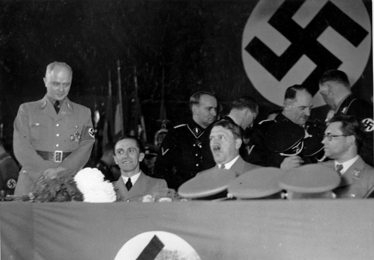 Адольф Гитлер и Геббельс