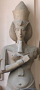 Akhenaton-Osiris[89] Grès peint, fragment Musée du Caire