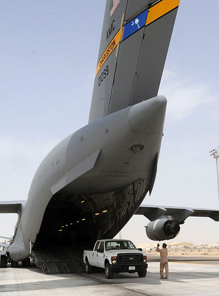 File:C-17s Deliver, Pick Up Cargo at Southwest Asia Base DVIDS265891.jpg