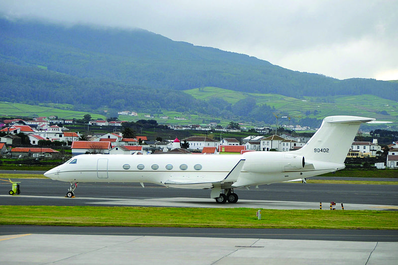 File:C-37 Gulfstream V in Lajes.jpg