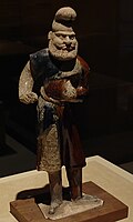 Figurine sancai d'un étranger avec un bonnet persan