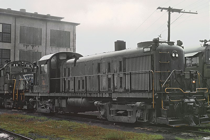 File:CNJ RS3 1540 at Lehigh and Hudson River Railway (L&HR) engine house, Warewick, NY on June 21, 1970 (25943936452).jpg