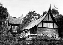 Minangkabau house and rice barns COLLECTIE TROPENMUSEUM Een Minangkabau huis met rijstschuren TMnr 60004090.jpg