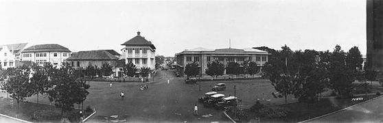 Stadhuisplein, now Taman Fatahillah in 1930s.