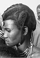 COLLECTIE TROPENMUSEUM Portret van een Fulani vrouw met typische haardracht en muntsieraden te Lalgaye TMnr 20010035.jpg