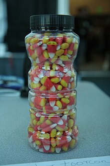 Il numero esatto di caramelle in questo barattolo non può essere determinato guardandolo, perché la maggior parte delle caramelle non sono visibili.