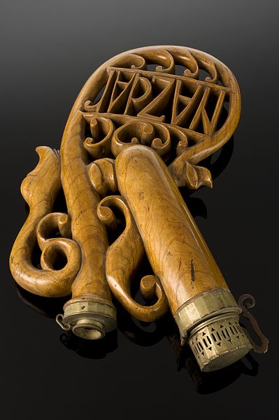 File:Carved wooden pipe bowl, Europe, 1801-1900 Wellcome L0057086.jpg