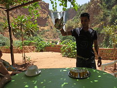 Service traditionnel du thé à la menthe aux cascades d'Ouzoud, dans l'Atlas, au Maroc.