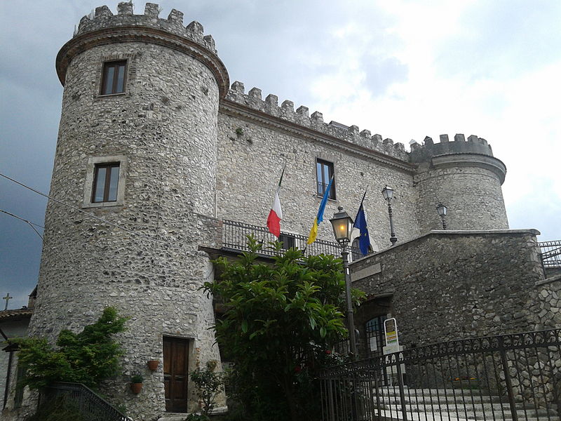 File:Castello medievale di Oricola.jpg