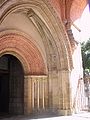 ประตูทางเข้าแบบศตวรรษที่ 12 ถูกซ้อนทับด้วยแบบกอธิกช่วงศตวรรษที่ 14
