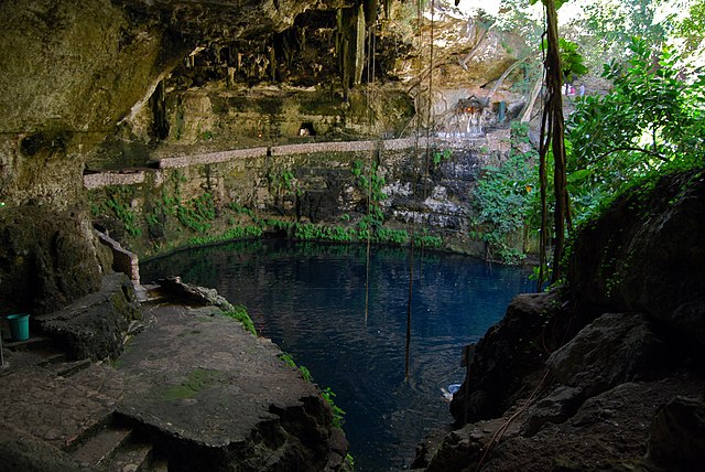 Cenotes, enormes poços presentes no México, eram considerados porta de entrada para submundo maia. Crédito da imagem: Bernard DUPONT, CC BY-SA 2.0, via Wikimedia Commons