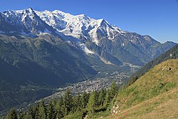 Chamonix’n keskustaa ja Mont Blanc nähtynä la Flégèrestä