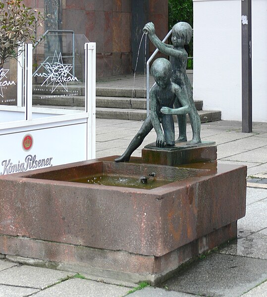 File:Chemnitz Straße der Nationen Brunnen Spielende Kinder 1.jpg