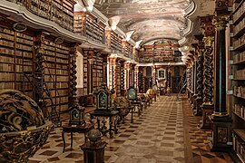 Kansalliskirjastoon kuuluva barokkityylinen kirjastohuone Klementinum-rakennuskokonaisuudessa Prahan vanhassa kaupungissa.
