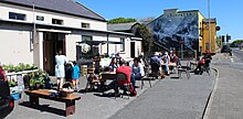 Il mercato campestre di Cliffoney si svolge nel municipio due volte al mese.  Il murale sul frontone dell'O'Donnell's Bar è stato dipinto nel 2015.