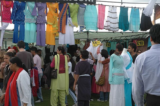 https://upload.wikimedia.org/wikipedia/commons/thumb/1/1f/Clothes_line.jpg/640px-Clothes_line.jpg